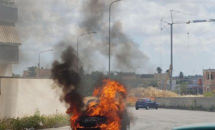 Riesce ad abbandonare l'auto poco prima che venga avvolta dalle fiamme