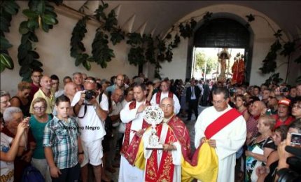 La statua di Santa Domenica non entra a Palazzo Guarini, scoppia la polemica a Scorrano