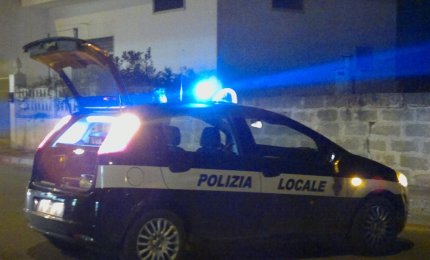 Marciapiedi invasi dai veicoli e cattivi odori in via D'Enghien. Il racconto di una passeggiata serale fra gli escrementi