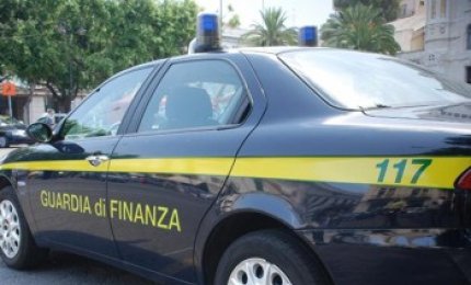 Vasta operazione della Finanza contro l'abusivismo commerciale in Puglia
