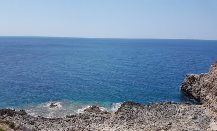 Apneista muore incastrato fra gli scogli 