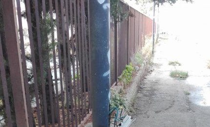 Fili scoperti in un palo dell'illuminazione, pericolo in via Silla a Galatina