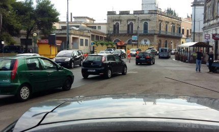 Traffico in tilt in piazzale Stazione