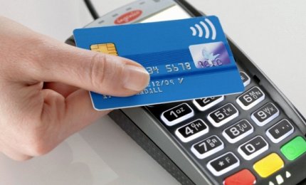 Fa acquisti con un bancomat trovato per caso, denunciata galatinese