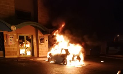 Nella notte va a fuoco un'auto in via Roma a Galatina