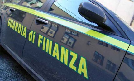 Per dieci anni ha percepito l'assegno sociale pur residendo stabilmente in Uruguay. Denunciato