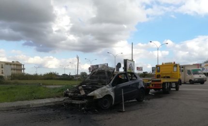 Una Stilo va a fuoco all'ingresso di Galatina, indenni i due occupanti