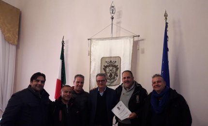 Una postazione fissa dei Vigili Urbani al Rione Italia. La petizione consegnata al Sindaco