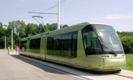 All'orizzonte si intravede la metropolitana di superfice