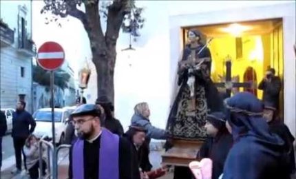 Tornate in chiesa dopo il restauro le 14 tele della Via Crucis dell'Addolorata