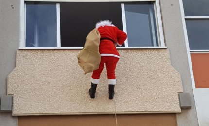 Babbo Natale giù dal cielo in Pediatria al Vito Fazzi