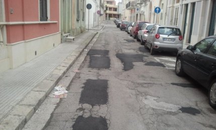 Riparate le buche di via Castromediano. Ora tocca a quelle di via Caserta