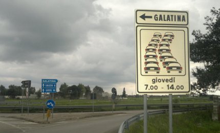 "Occhio alle code di auto il giovedì!". Due cartelli all'ingresso di Galatina