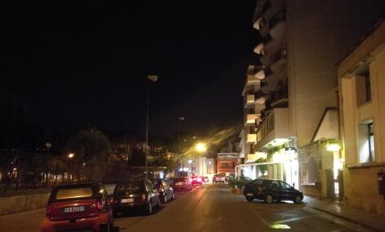 In Piazza Cesari lampioni spenti da mesi 