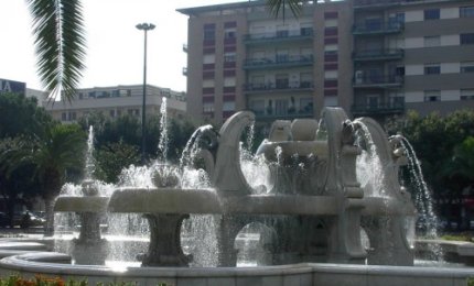 Fa il bagno nella fontana di piazza Mazzini, multato