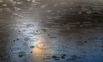 Anziana scivola mentre sta passando un'auto e batte la testa