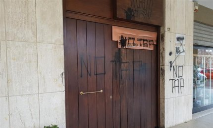 Atti vandalici nella sede di Confindustria