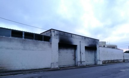 Incendio nel deposito giudiziario, a fuoco un'Apecar ed una 126. Nessun danno alle persone