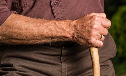 Non saranno mai loro i bastoni della nostra vecchiaia