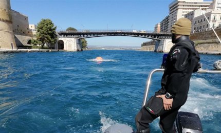 I Palombari della Marina rimuovono una bomba trovata nel Mar Piccolo