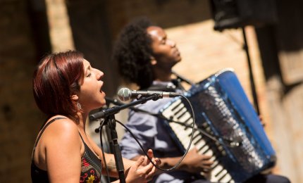Maria Mazzotta e Bruno Galeone a Galatina per un viaggio nei suoni del Mediterraneo 