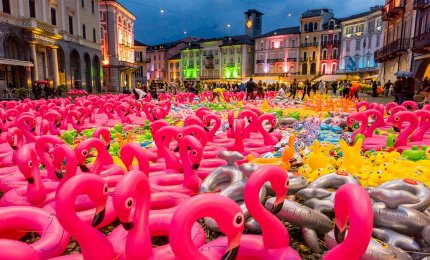 Apolide, 6500 salvagenti apparsi in piazza in una notte