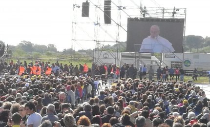 “In piedi costruttori di pace!”