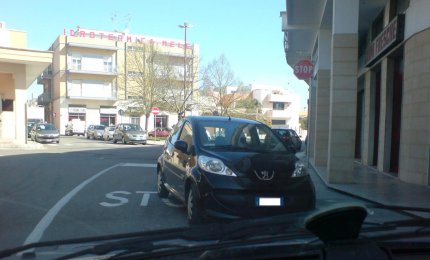 Parcheggio selvaggio e pericoloso in via Val d'Aosta