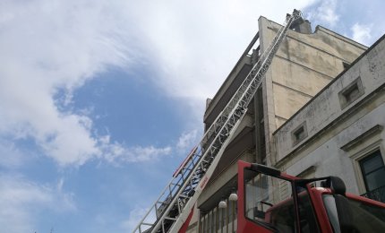 Cade un fulmine sul Banco di Napoli, danneggiate due auto, nessun ferito