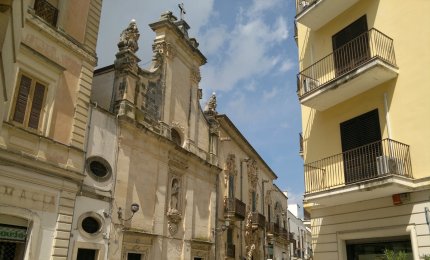 Pericolo in via Siciliani. Dalla facciata della Chiesa dell'Addolorata cadono pietre sul marciapiede 