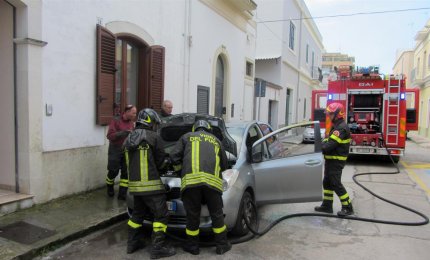 In fiamme l'auto di un insegnante, sospetta origine dolosa
