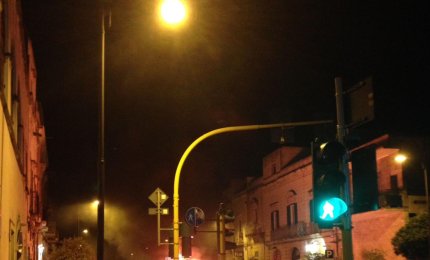 Va a fuoco una Panda, paura in corso Porta Luce