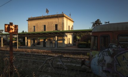 Porte del treno bloccate, viaggiatrice costretta a saltare la fermata