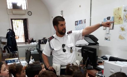 I bimbi dell'Ape Maya in visita al comando dei Vigili Urbani
