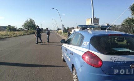 "Salta" un tombino e colpisce un'auto su via Lecce. Nessun ferito ma tanta paura