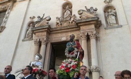 I simulacri dei Santi Pietro e Paolo avanzano applauditi fra luminarie e 'barracche'