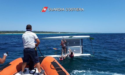 Si capovolge un catamarano e viene soccorso dalla Guardia Costiera