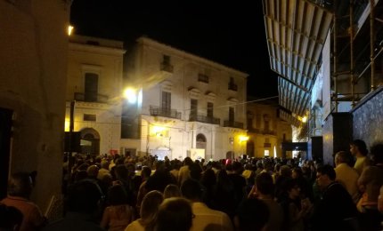 Piazza piena per Lucarelli e Travaglio ma tanti dubbi sull'operazione 'culturale'