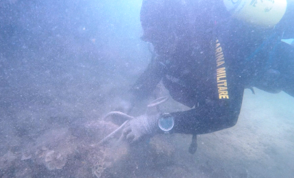 I palombari rimuovono un ordigno nel Mar Piccolo di Taranto