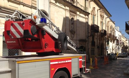 I Vigili del Fuoco ispezionano la facciata dell'Addolorata