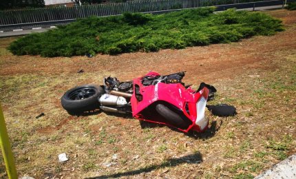 Scontro fra moto ed auto sul rondò nei pressi della cementeria