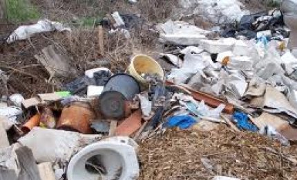Stava sversando materiali edili in via delle Rose a Torre Chianca. Fermato e multato