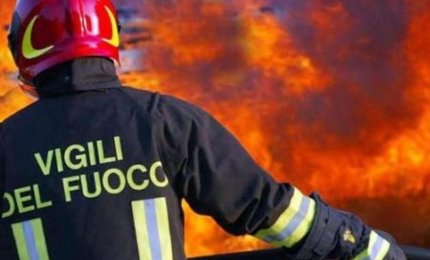 Va a fuoco una Punto, paura in via Milano