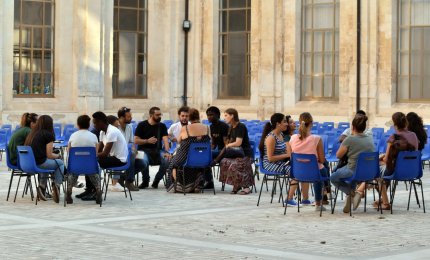 Le percussioni di Somieh Murigu alla mostra "Io Sono" di Luisa Manazzi Moretti