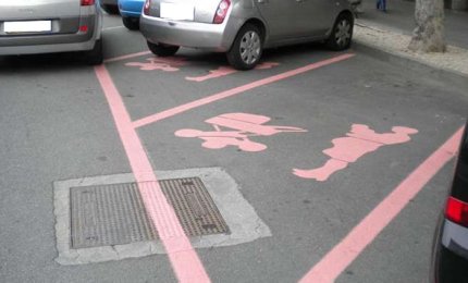 I pentastellati galatinesi propongono l'istituzione delle 'strisce rosa' ma il Codice della strada non le prevede