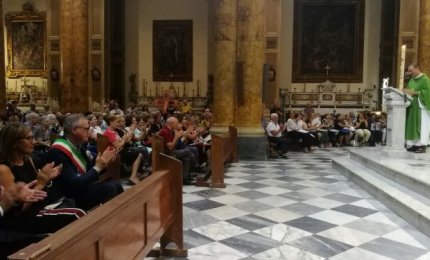 "A mani vuote e a piedi nudi”