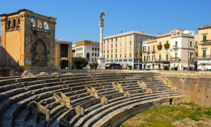 Vandali deturpano la balaustra dell'anfiteatro