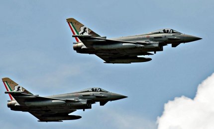 Aereo a elica olandese perde il contatto radio e viene raggiunto da due caccia italiani