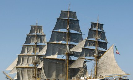 Nave Vespucci in sosta a Brindisi