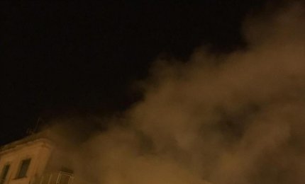 Fiamme in una profumeria in piazza San Pietro